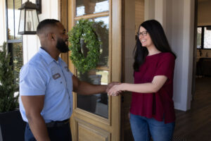 HVAC_TECH_CUSTOMER_DOORWAY_HANDSHAKE